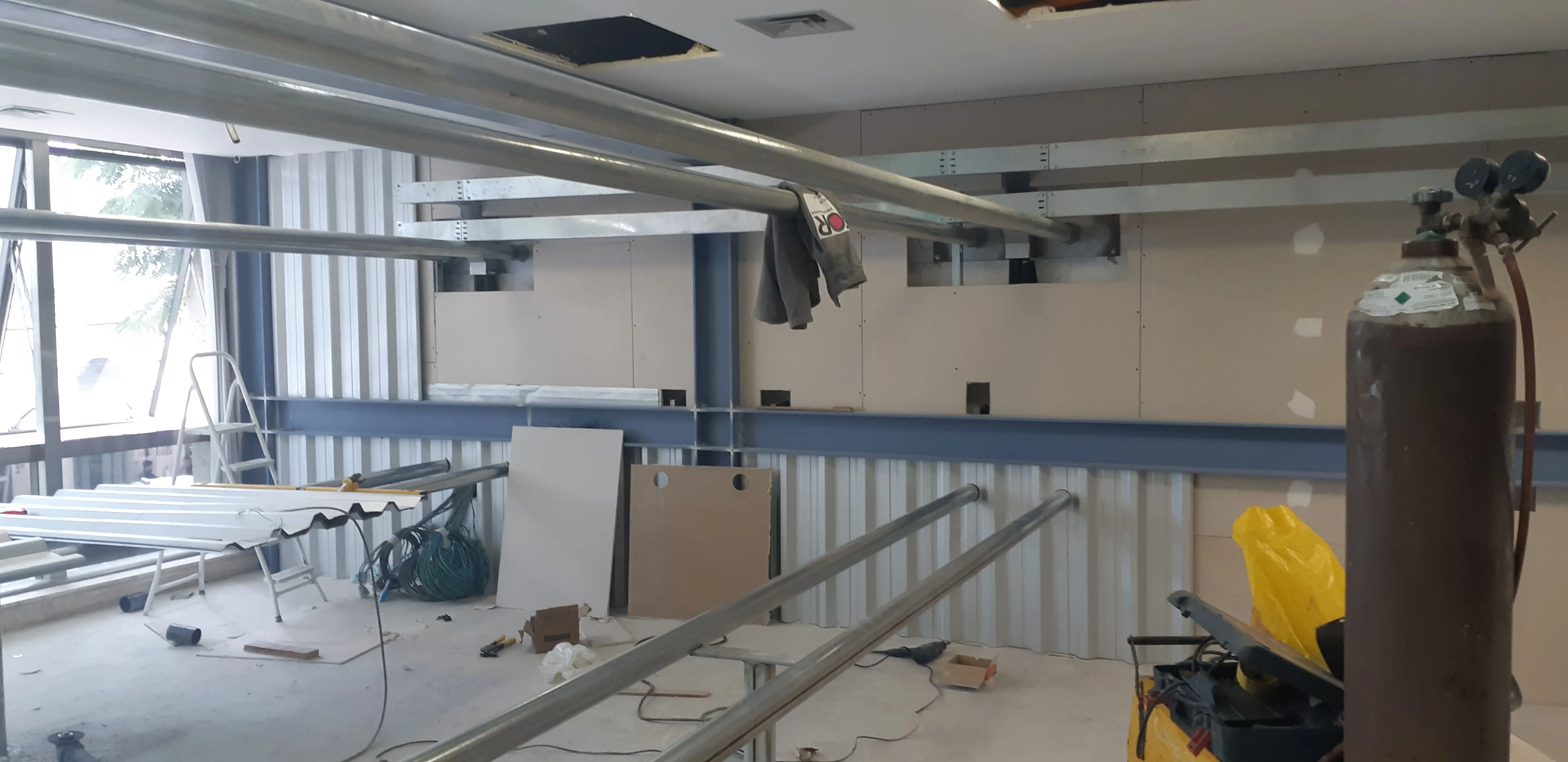 Estrutura metálica para stand