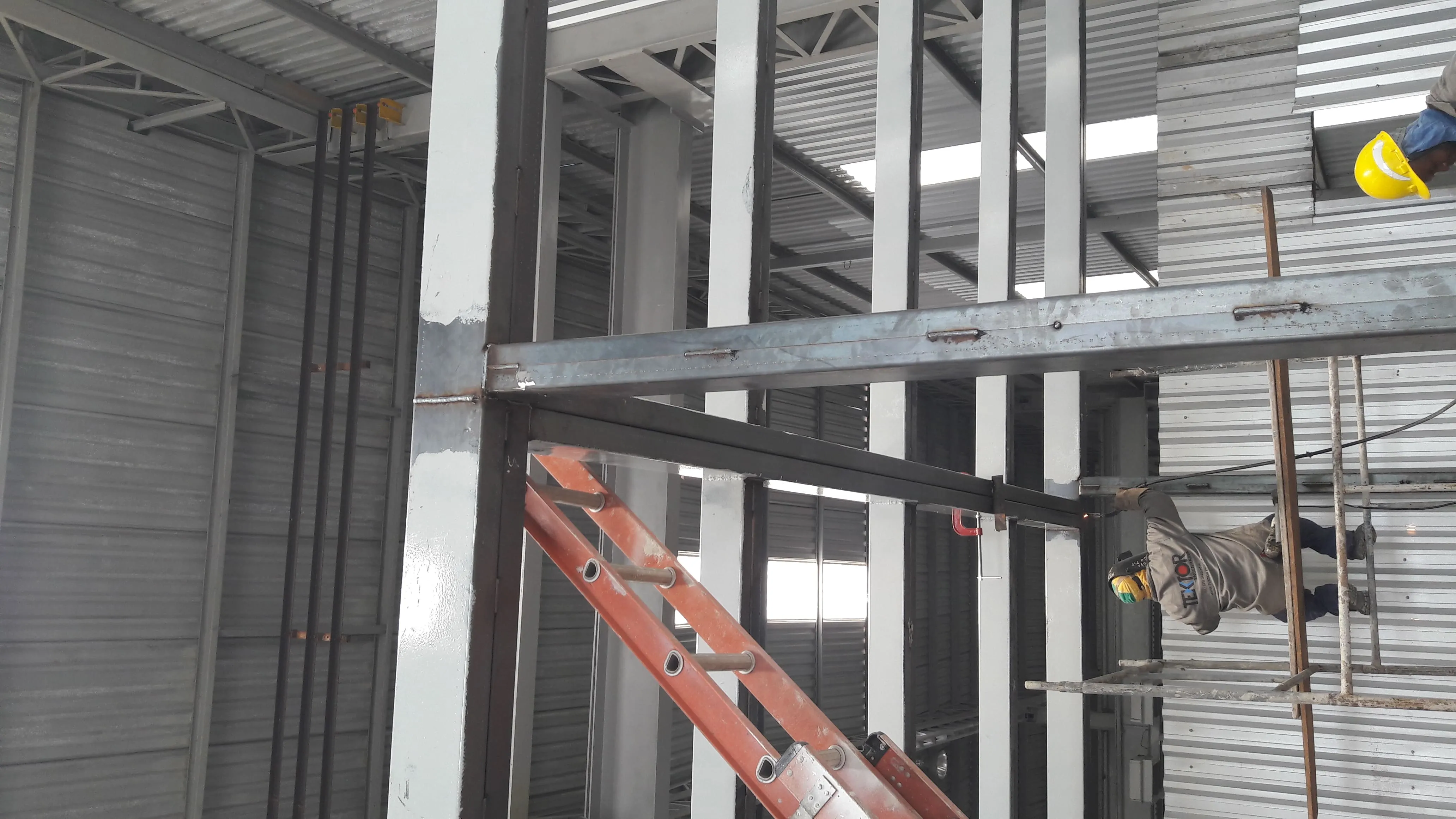 Montagem de mezanino metálico