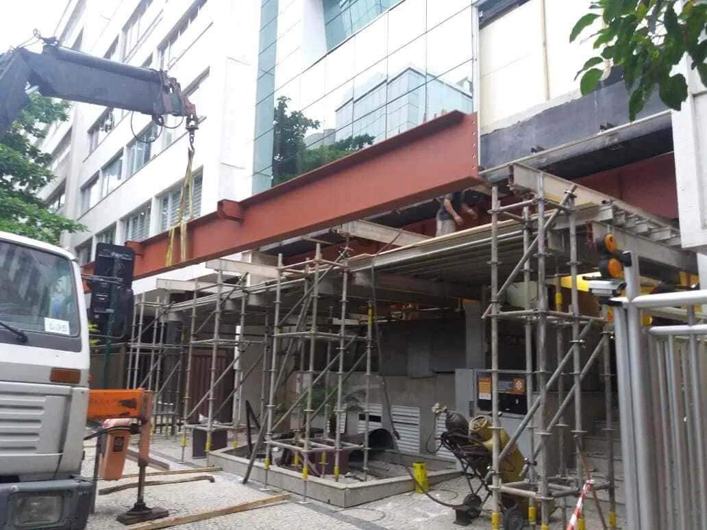 Reforço com estruturas metálicas