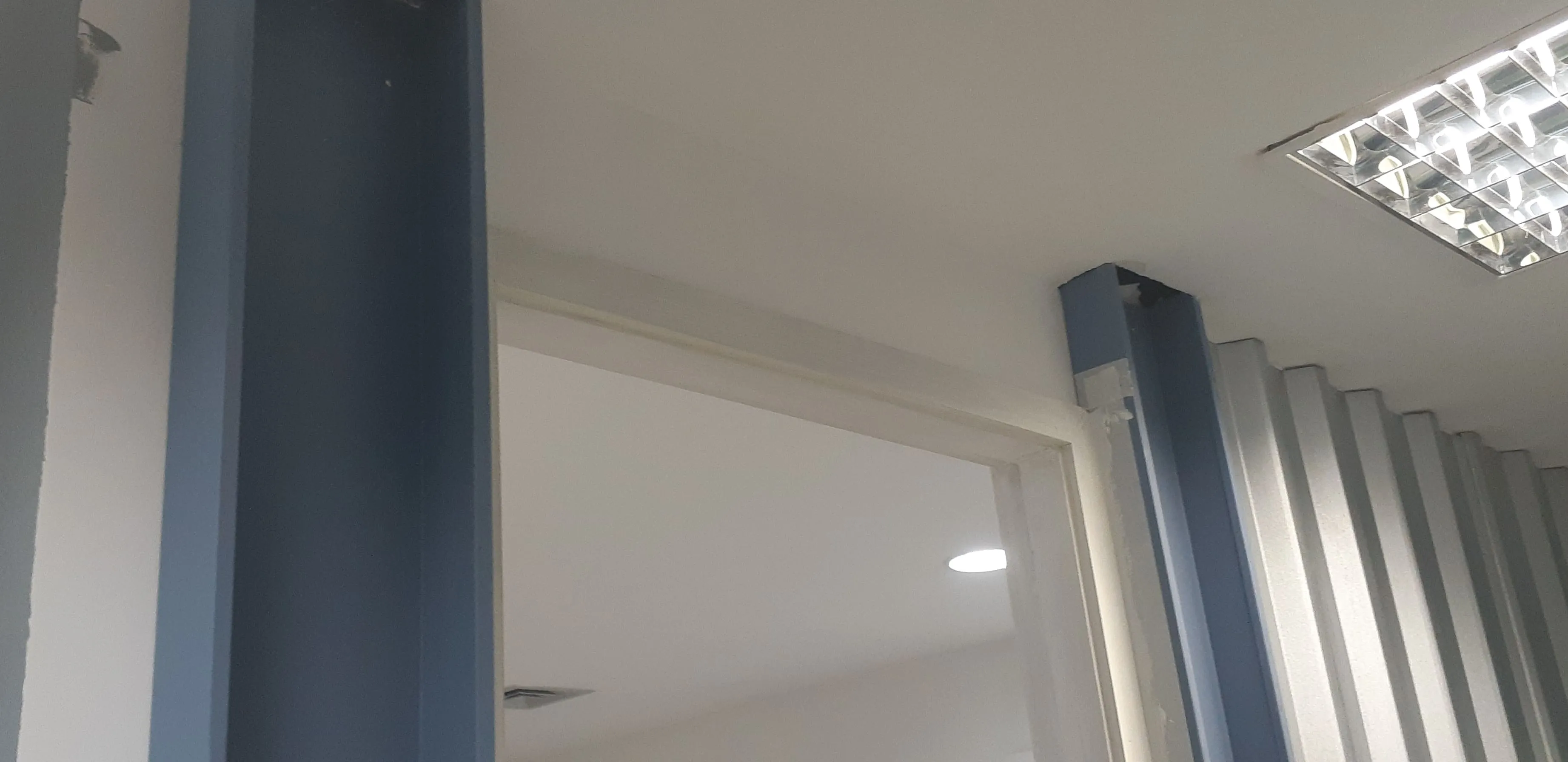 Viga sanduiche metálica vazada para travamento de pilares