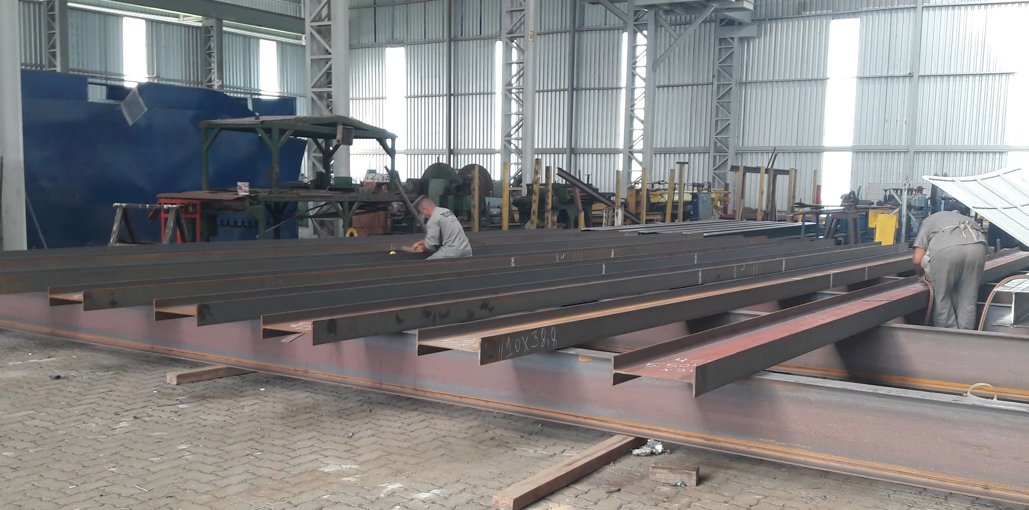 Vigas de aço cortadas